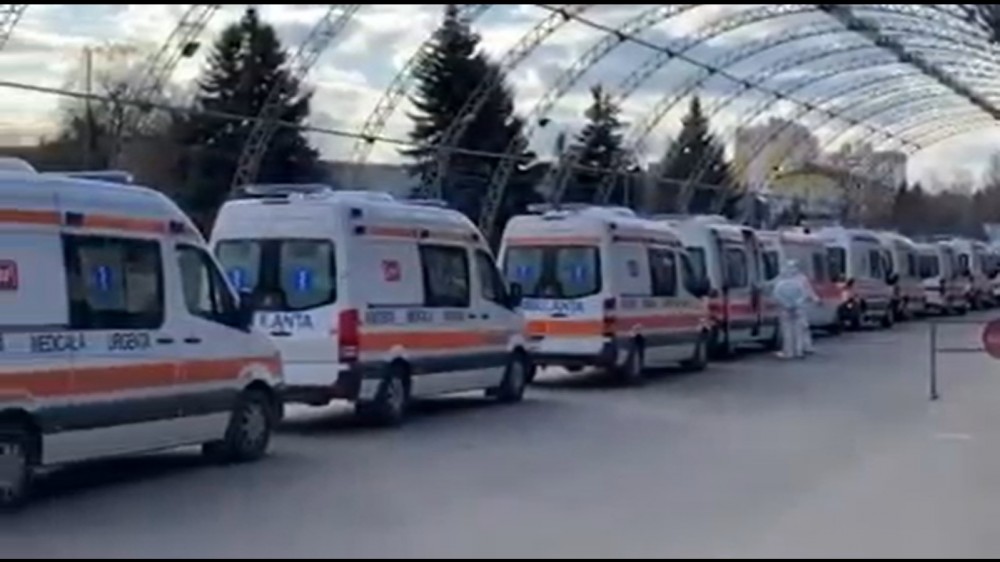 Coadă de ambulanţe la Centru COVID de la Moldexpo. Situația epidemiologică devine tot mai gravă